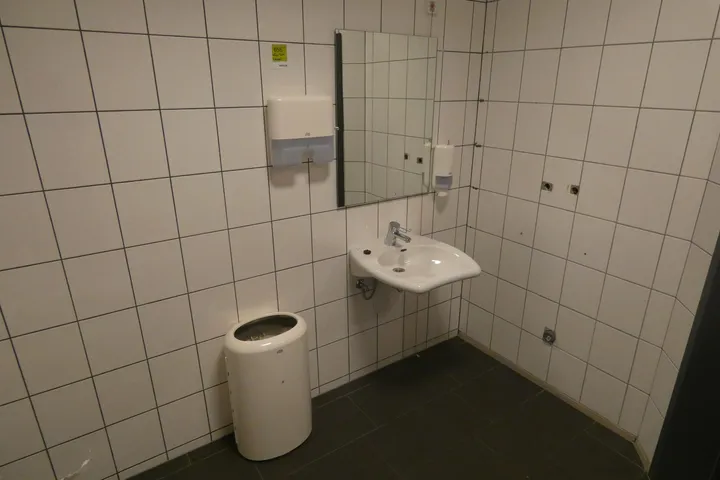 3x Tork - Wandspender (Papier + Seife + Beutel) mit 1x Tork - Hygiene-Mülleimer und mit Spiegel
